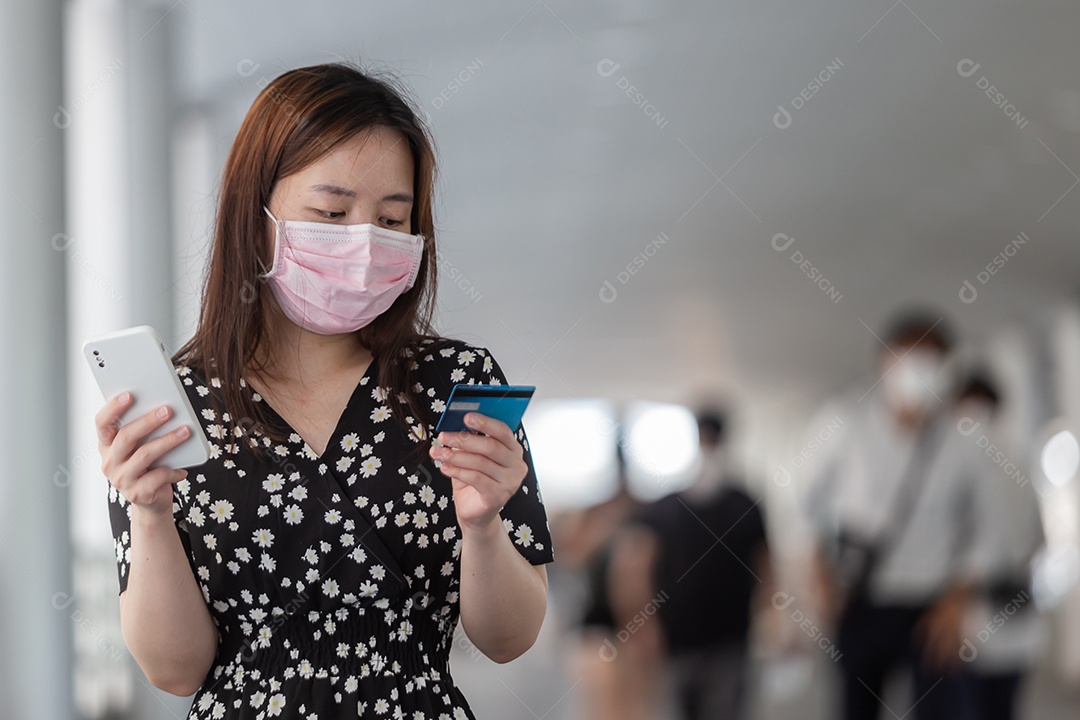 Linda mulher asiática sobre fundo desfocado