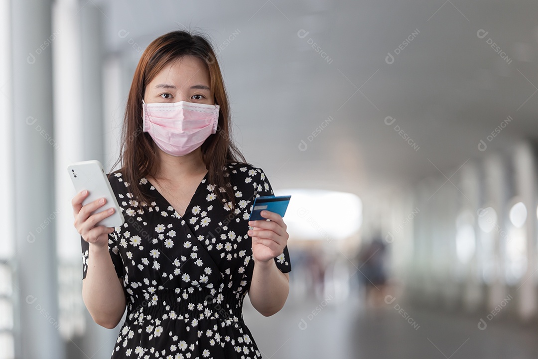 Linda mulher asiática sobre fundo desfocado