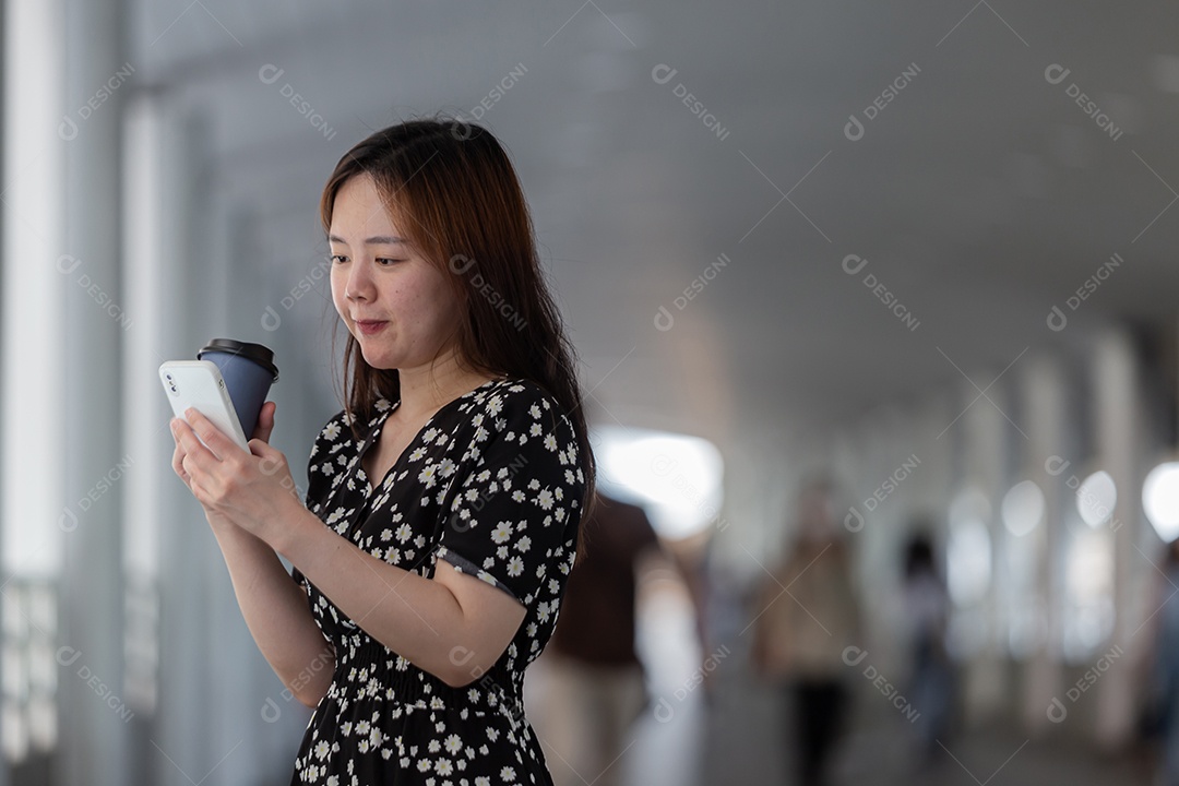 Linda mulher asiática sobre fundo desfocado