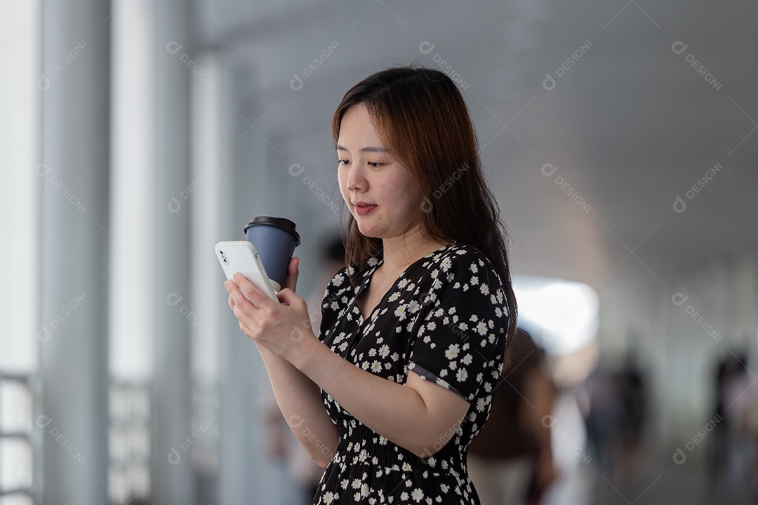 Linda mulher asiática sobre fundo desfocado