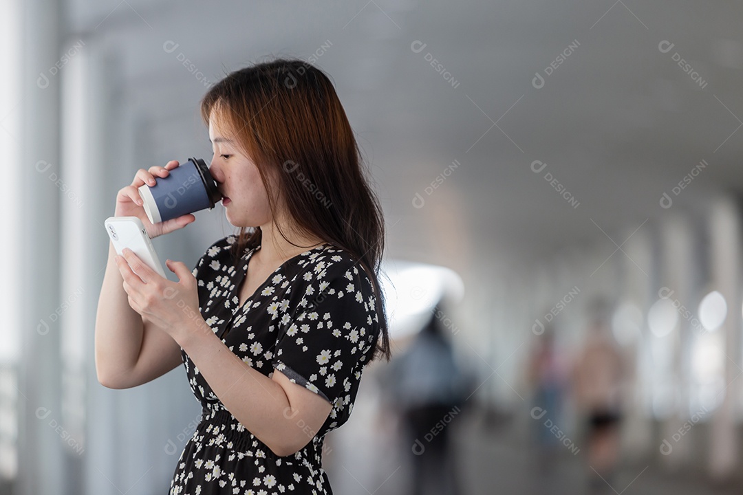 Linda mulher asiática sobre fundo desfocado