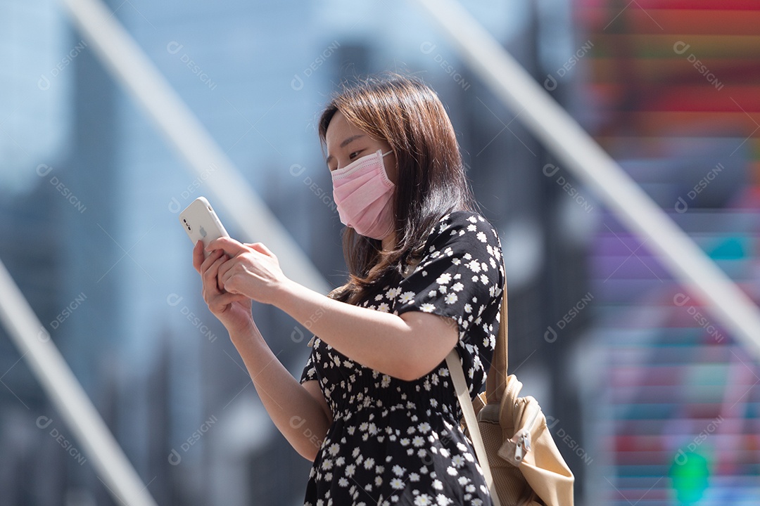 Linda mulher asiática sobre fundo desfocado