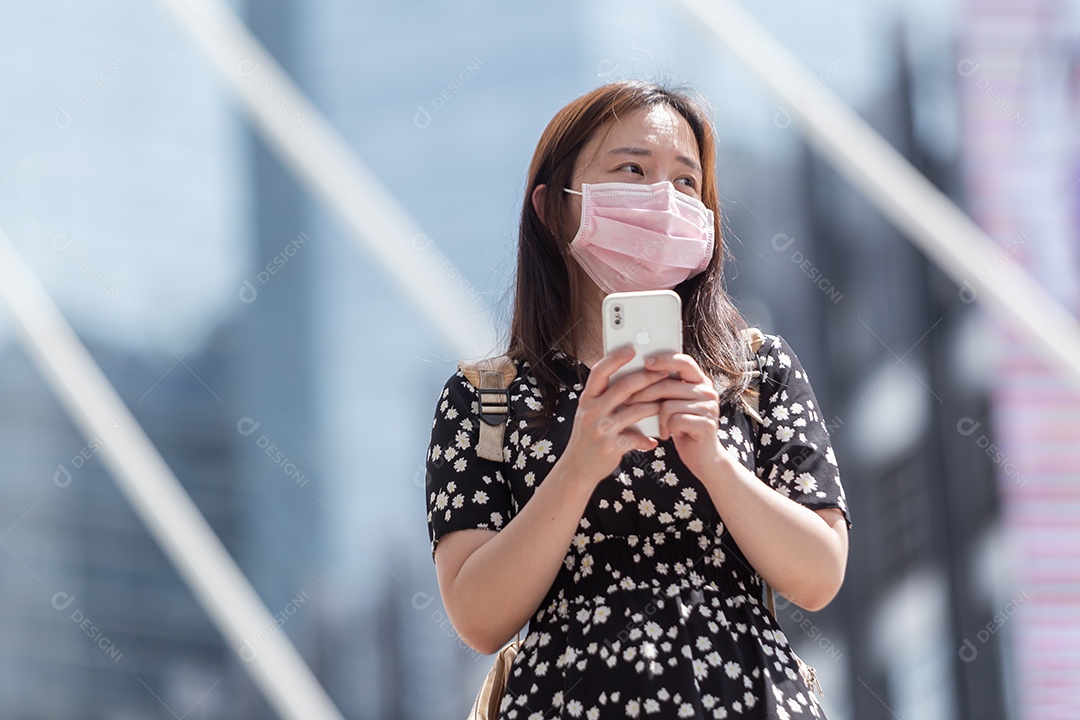 Linda mulher asiática sobre fundo desfocado