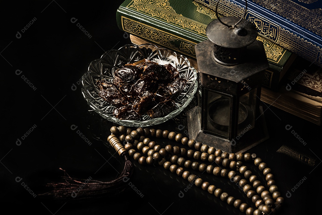 contas de oração com tamareira em fundo preto