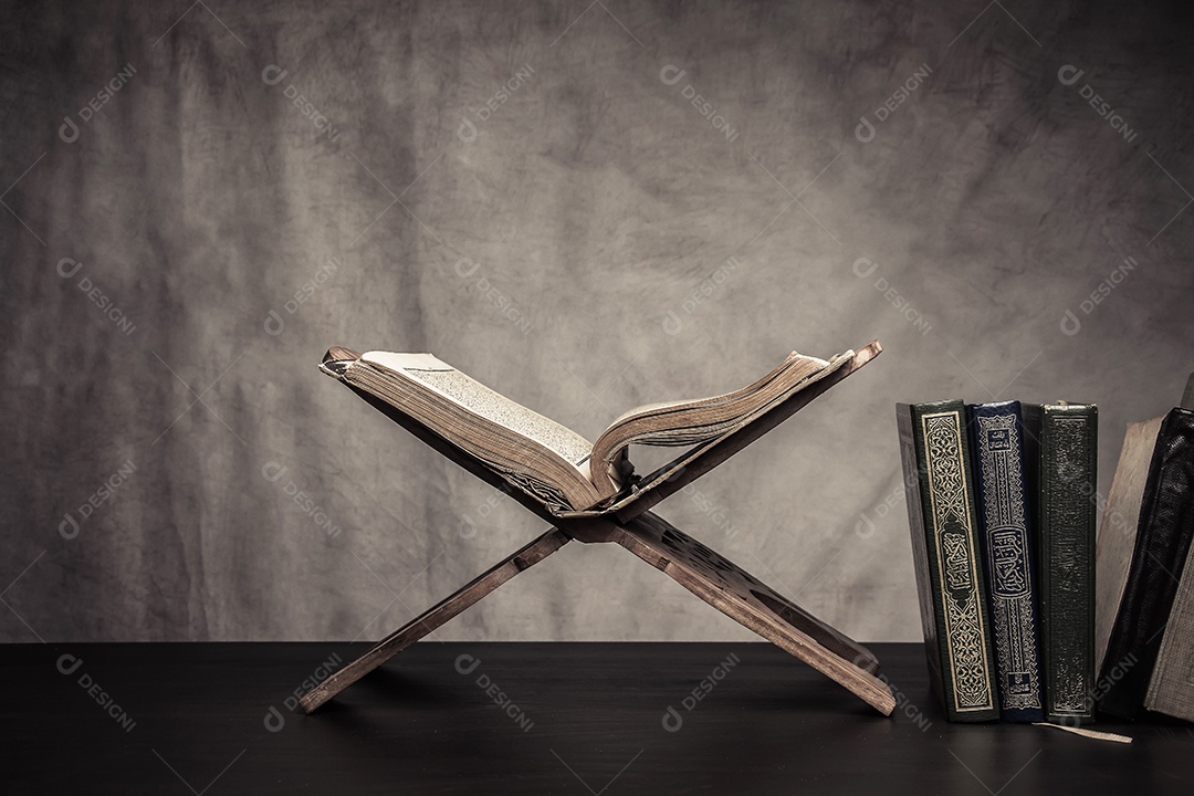 Alcorão - livro sagrado dos muçulmanos item público de todos os muçulmanos