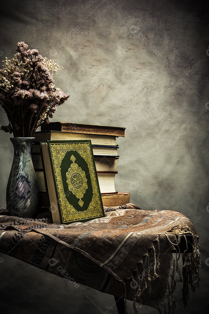 Alcorão - livro sagrado dos muçulmanos item público de todos os muçulmanos