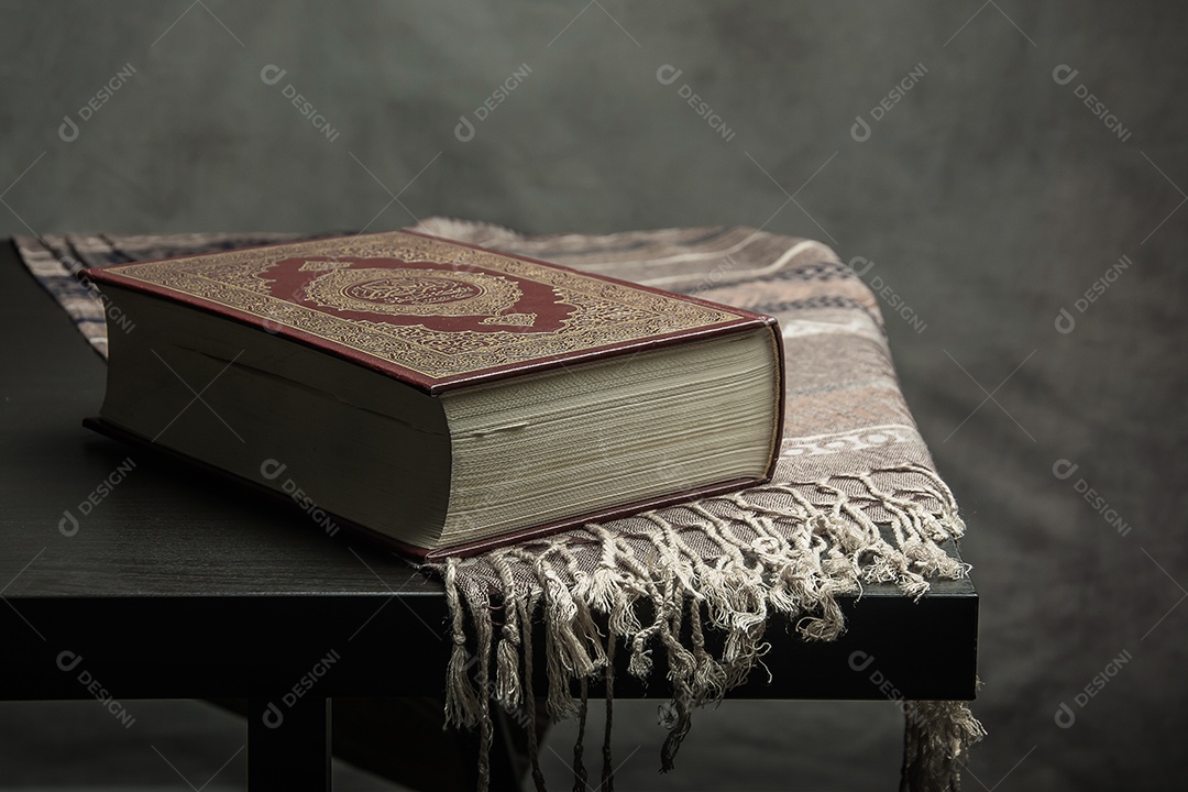 Alcorão - livro sagrado dos muçulmanos item público de todos os muçulmanos