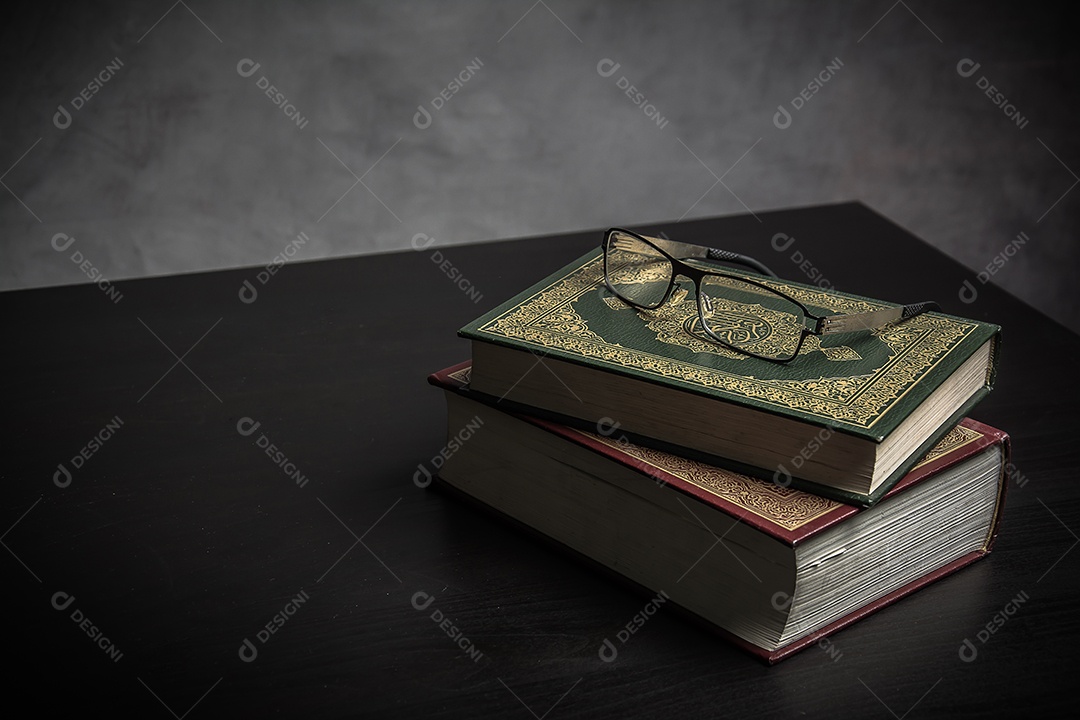 Alcorão - livro sagrado dos muçulmanos ( item público de todos os muçulmanos ) na mesa , natureza morta .