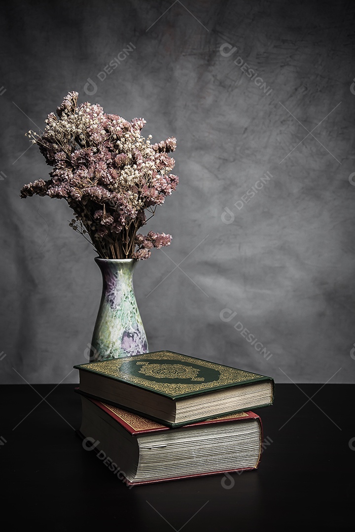 Alcorão - livro sagrado dos muçulmanos ( item público de todos os muçulmanos ) na mesa , natureza morta .