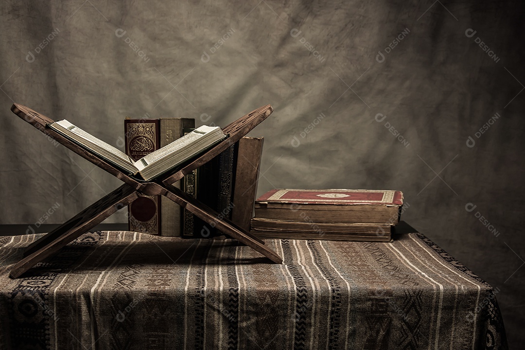 Alcorão - livro sagrado dos muçulmanos ( item público de todos os muçulmanos ) na mesa , natureza morta .