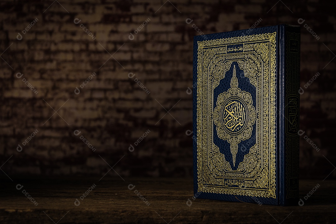 Alcorão - livro sagrado dos muçulmanos ( item público de todos os muçulmanos ) na mesa , natureza morta .