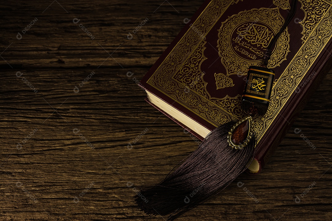 Alcorão - livro sagrado dos muçulmanos ( item público de todos os muçulmanos ) na mesa , natureza morta .