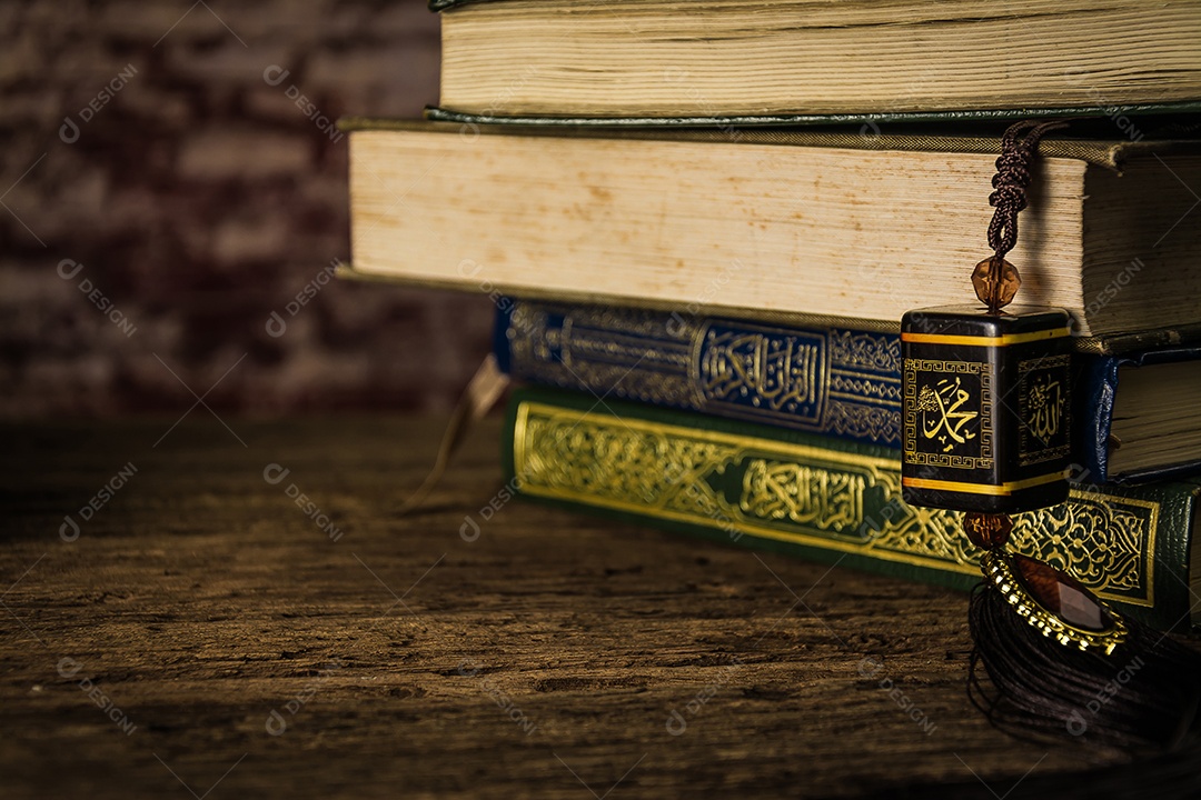 allah deus do Islã com o Alcorão - livro sagrado dos muçulmanos (item público de todos os muçulmanos) na mesa, natureza morta