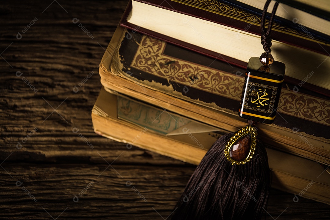 Alcorão - livro sagrado dos muçulmanos ( item público de todos os muçulmanos ) na mesa , natureza morta .