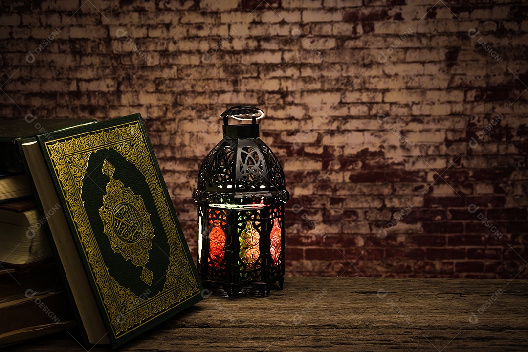 Alcorão - livro sagrado dos muçulmanos ( item público de todos os muçulmanos ) na mesa , natureza morta .