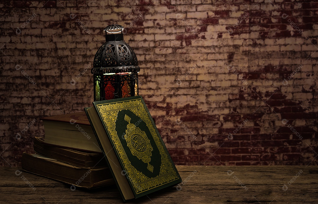 Alcorão - livro sagrado dos muçulmanos ( item público de todos os muçulmanos ) na mesa , natureza morta .