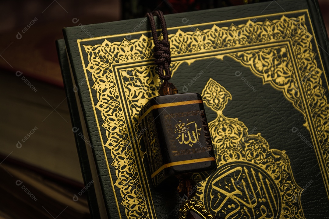 allah deus do Islã com o Alcorão - livro sagrado dos muçulmanos (item público de todos os muçulmanos) na mesa, natureza morta