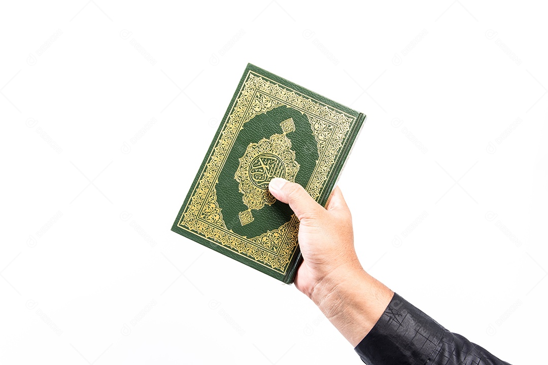 Mãos pessoa segurando livro islamismo muçulmano