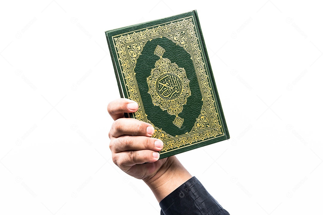 Mãos pessoa segurando livro islamismo muçulmano