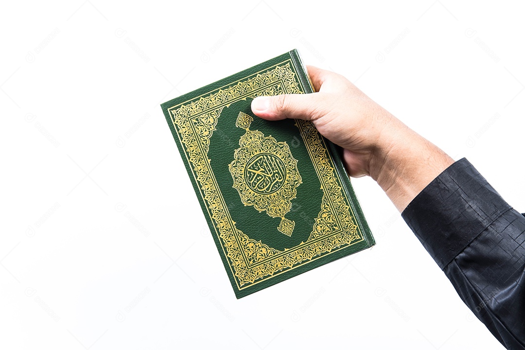 Mãos pessoa segurando livro islamismo muçulmano