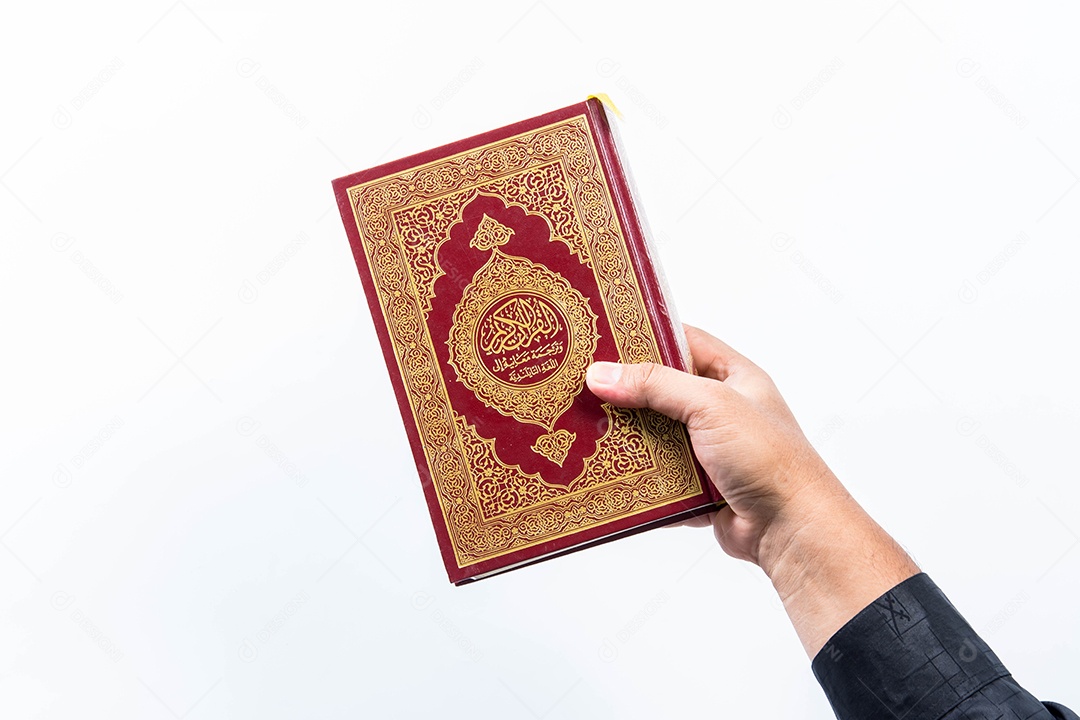Mãos pessoa segurando livro islamismo muçulmano