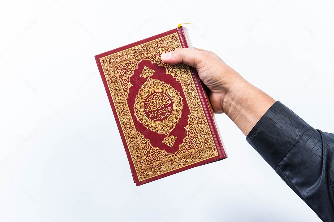Alcorão na mão - livro sagrado dos muçulmanos (item público de todos os muçulmanos)