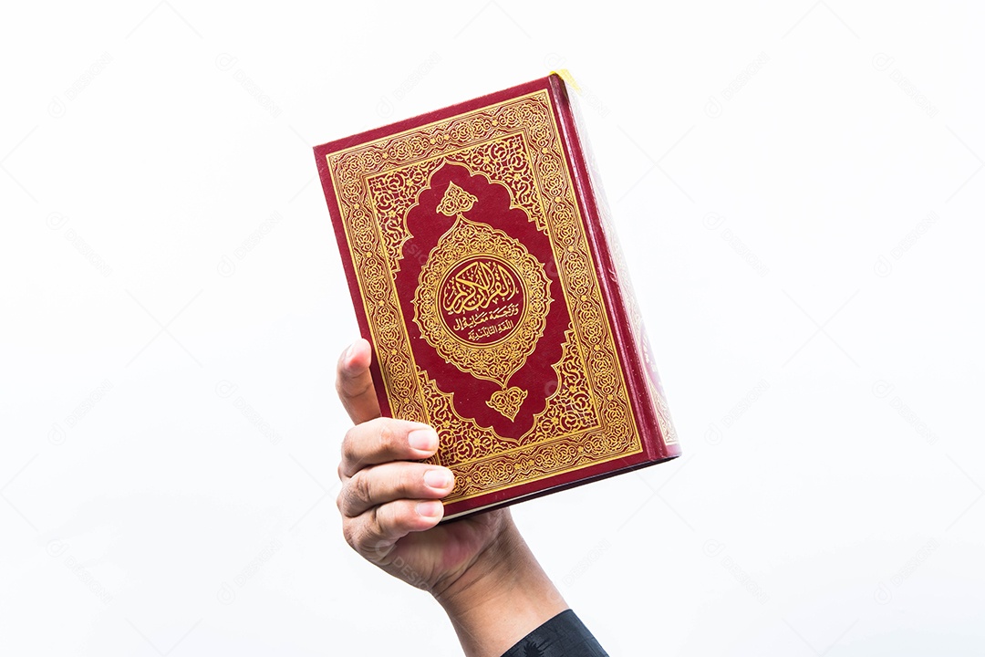 Alcorão na mão - livro sagrado dos muçulmanos (item público de todos os muçulmanos)
