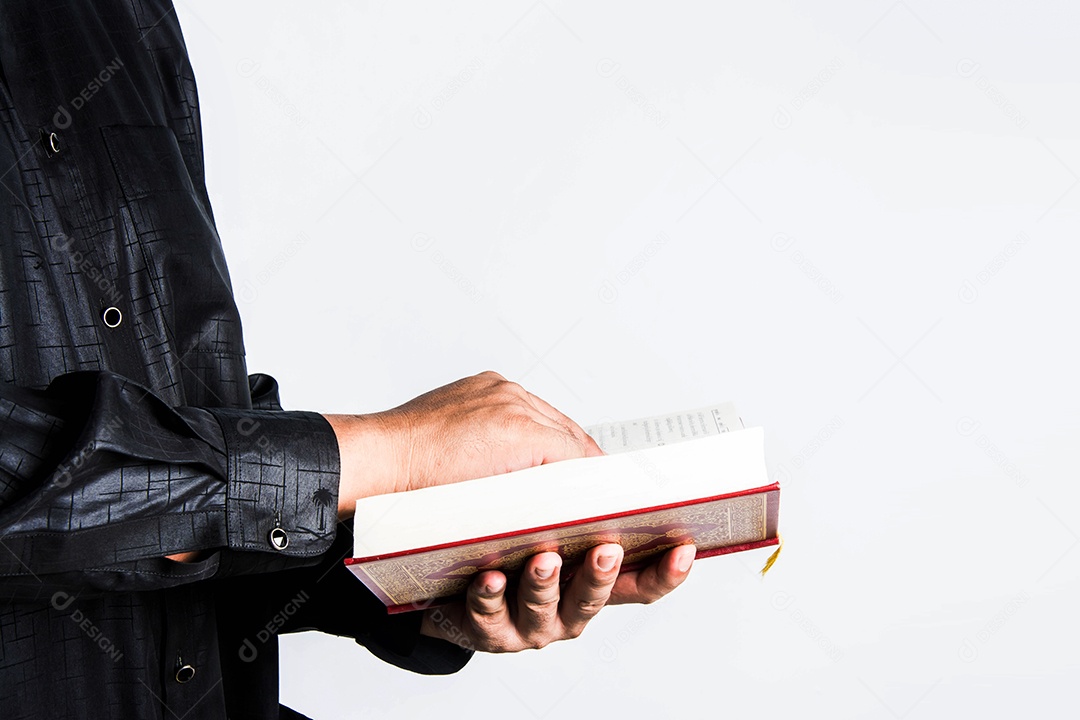 Alcorão na mão - livro sagrado dos muçulmanos (item público de todos os muçulmanos)