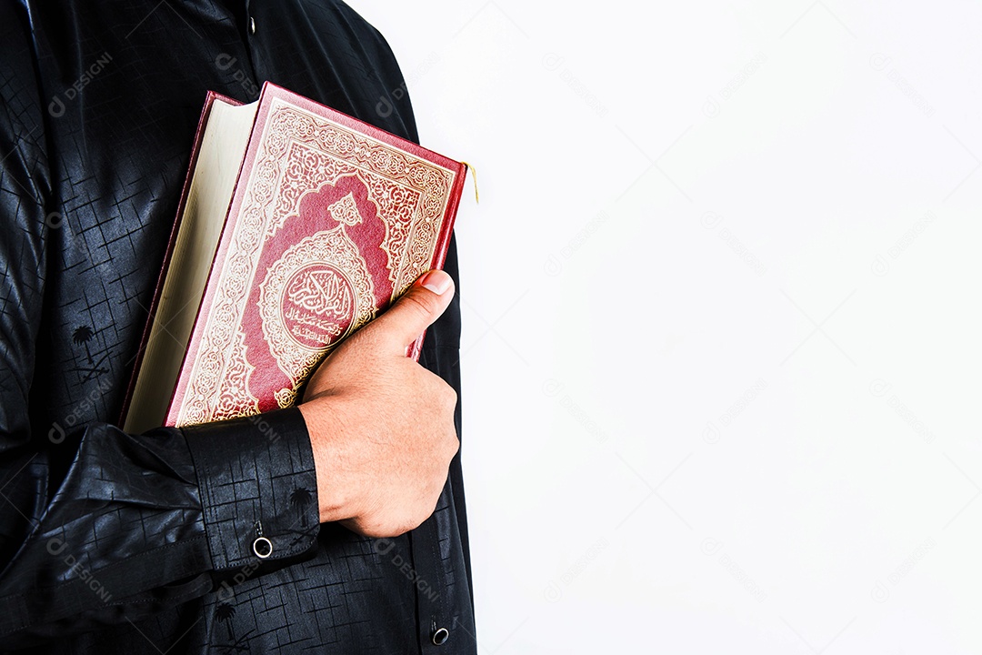 Alcorão na mão - livro sagrado dos muçulmanos (item público de todos os muçulmanos)