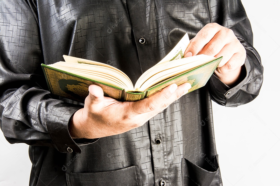 Alcorão na mão - livro sagrado dos muçulmanos (item público de todos os muçulmanos)