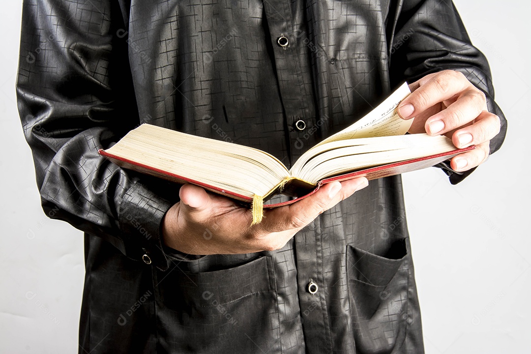 Alcorão na mão - livro sagrado dos muçulmanos (item público de todos os muçulmanos)