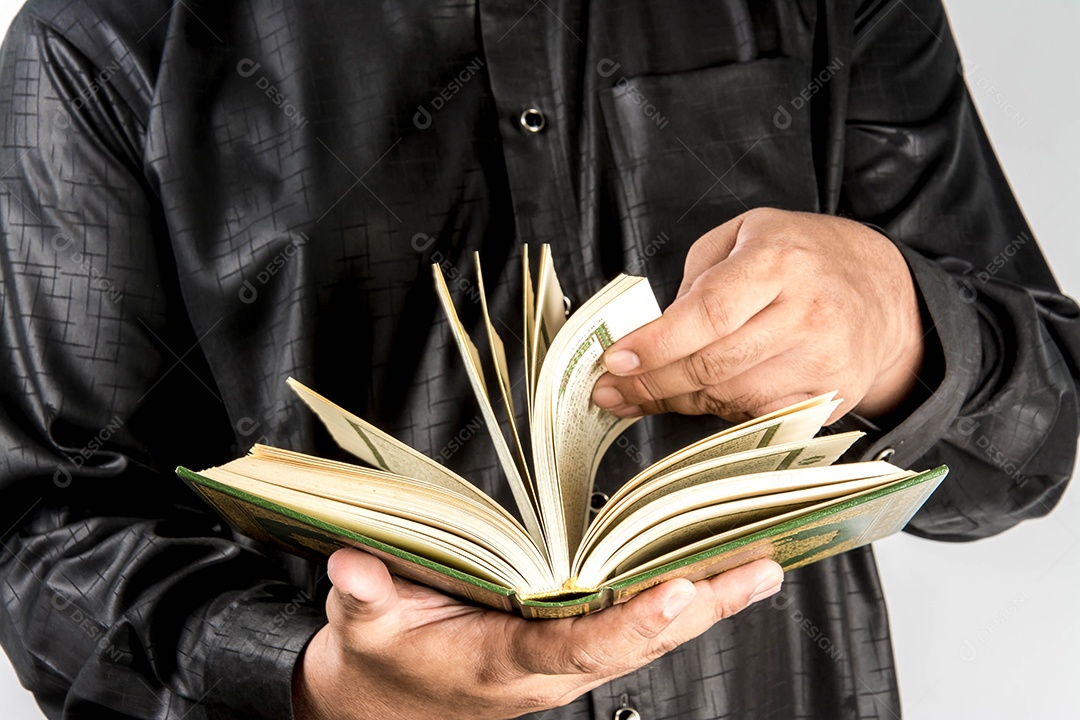 Alcorão na mão - livro sagrado dos muçulmanos (item público de todos os muçulmanos)