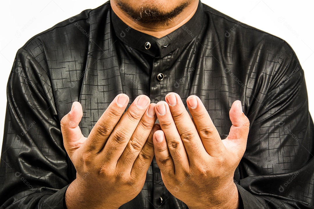 Homem muçulmano religioso rezando