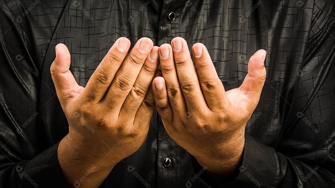 Homem muçulmano religioso rezando