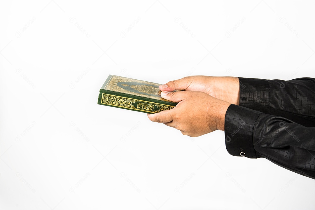 Alcorão na mão - livro sagrado dos muçulmanos (item público de todos os muçulmanos)