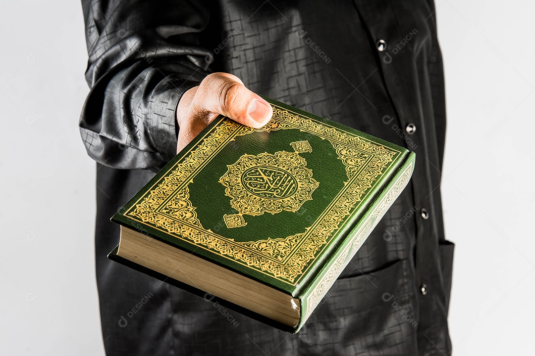 Alcorão na mão - livro sagrado dos muçulmanos (item público de todos os muçulmanos)