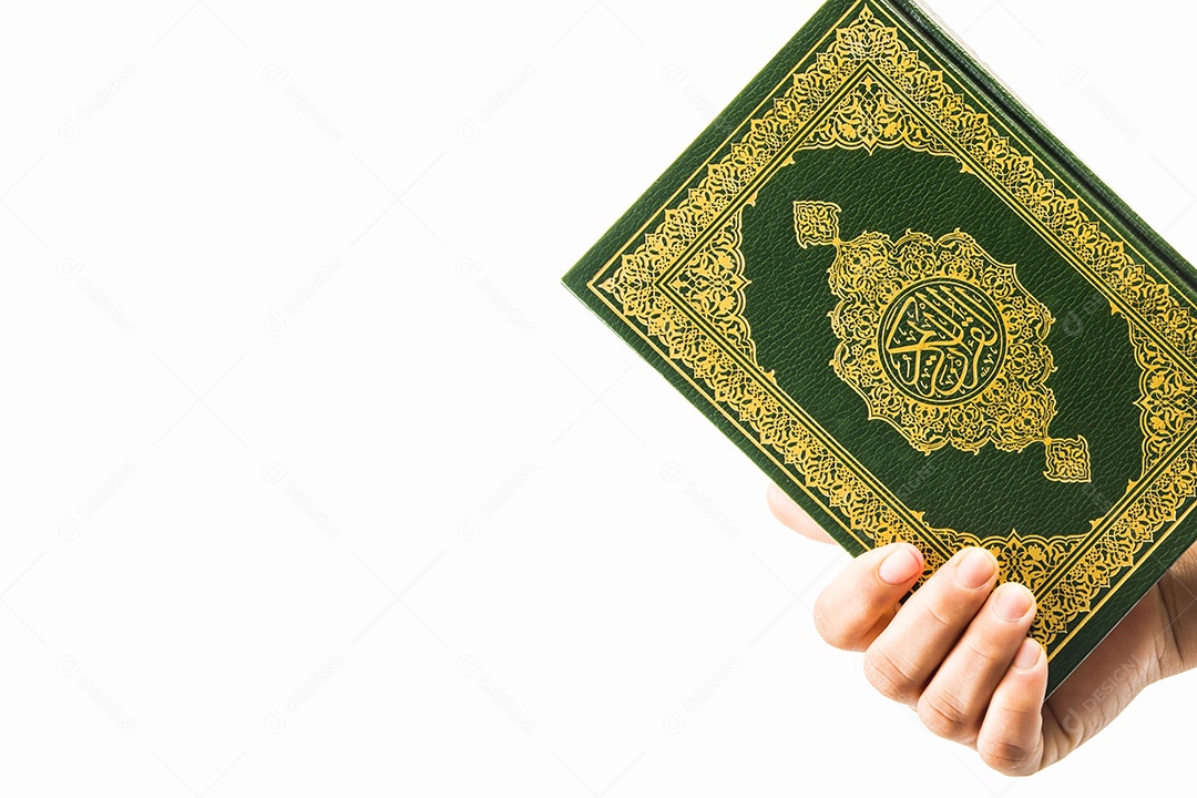 Alcorão na mão - livro sagrado dos muçulmanos (item público de todos os muçulmanos)