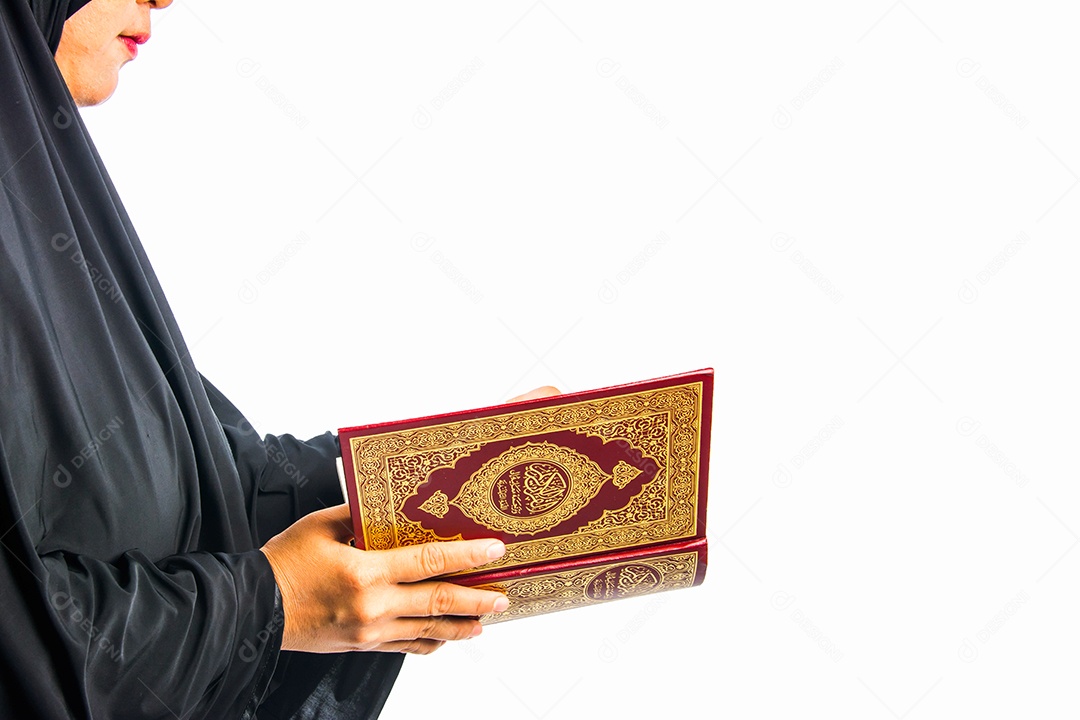 Alcorão na mão - livro sagrado dos muçulmanos (item público de todos os muçulmanos) Alcorão na mão muçulmana mulher