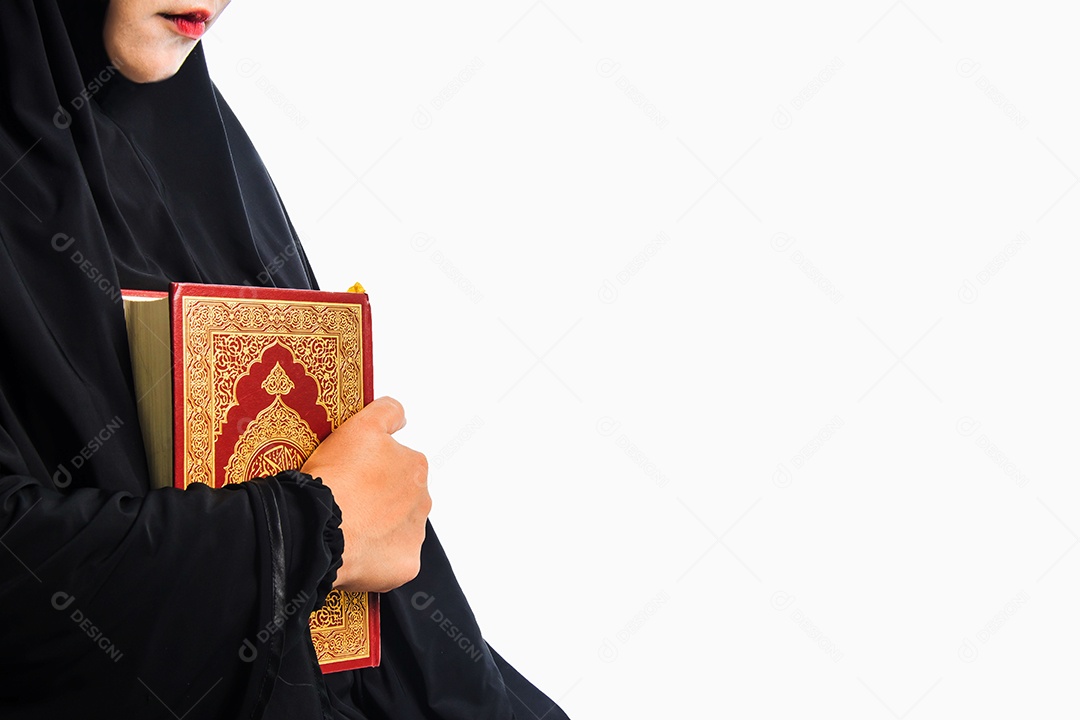 Alcorão na mão - livro sagrado dos muçulmanos (item público de todos os muçulmanos) Alcorão na mão muçulmana mulher