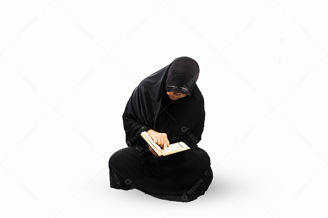 Alcorão na mão - livro sagrado dos muçulmanos (item público de todos os muçulmanos) Alcorão na mão muçulmana mulher