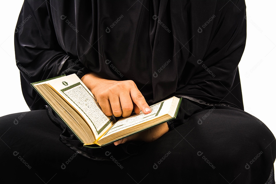 Alcorão na mão - livro sagrado dos muçulmanos (item público de todos os muçulmanos) Alcorão na mão muçulmana mulher
