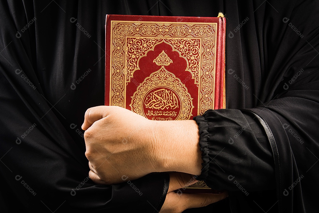 Alcorão na mão - livro sagrado dos muçulmanos (item público de todos os muçulmanos)