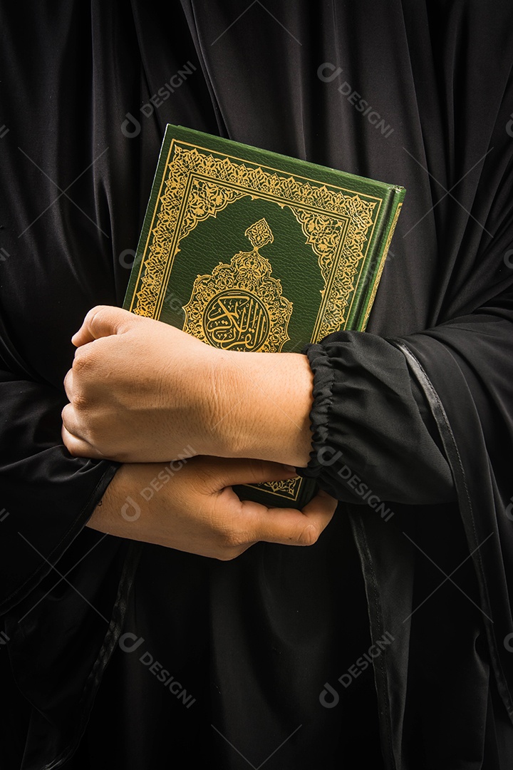 Alcorão na mão - livro sagrado dos muçulmanos (item público de todos os muçulmanos) Alcorão na mão muçulmana mulher
