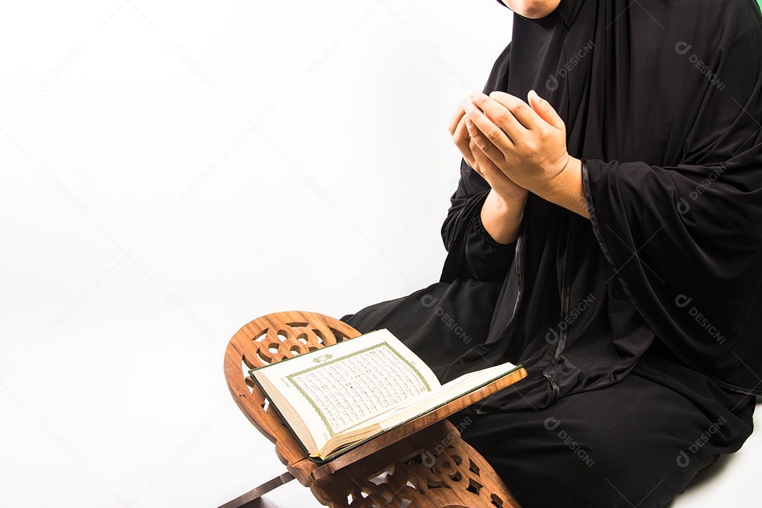 mulher muçulmana orando por Deus, Deus muçulmano