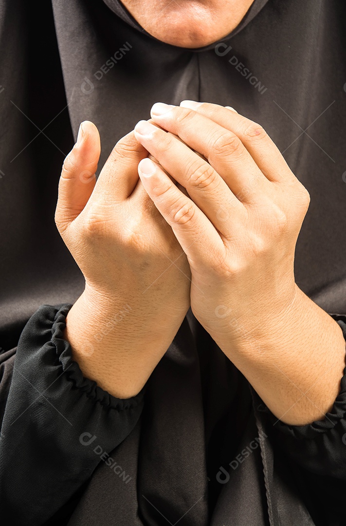 mulher muçulmana orando por Deus, Deus muçulmano