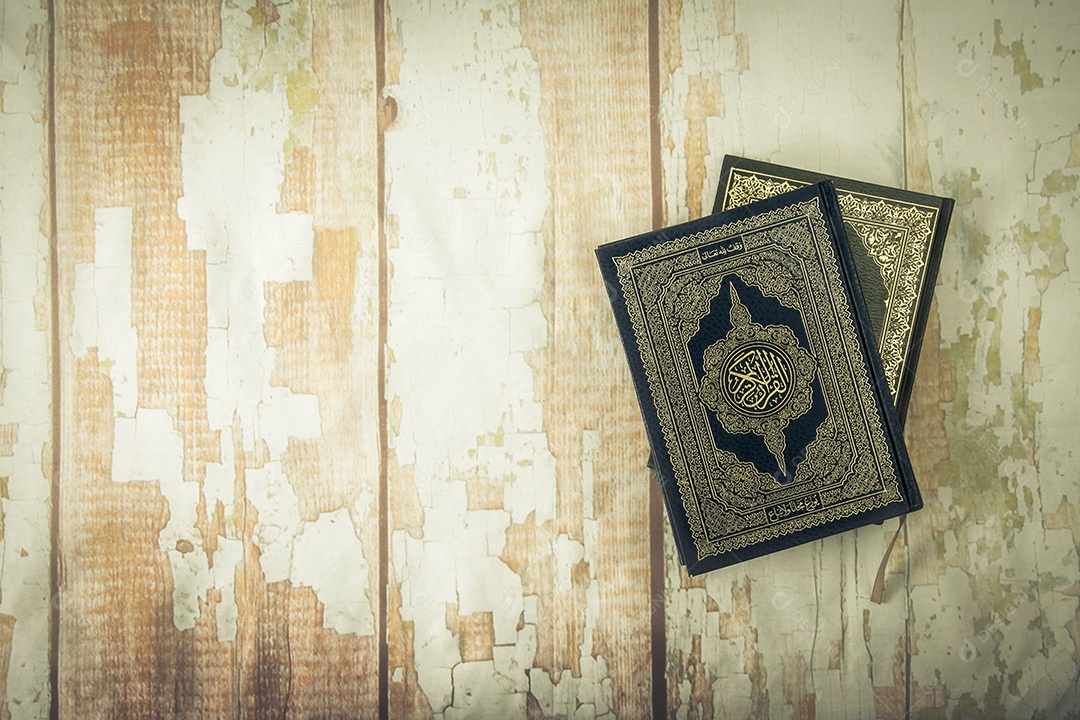 Alcorão - livro sagrado dos muçulmanos ( item público de todos os muçulmanos ) na mesa , natureza morta .