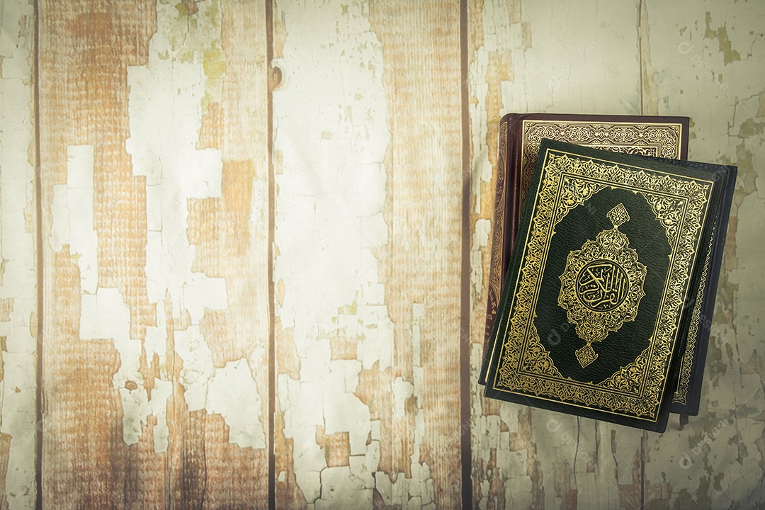 Alcorão - livro sagrado dos muçulmanos ( item público de todos os muçulmanos ) na mesa , natureza morta .