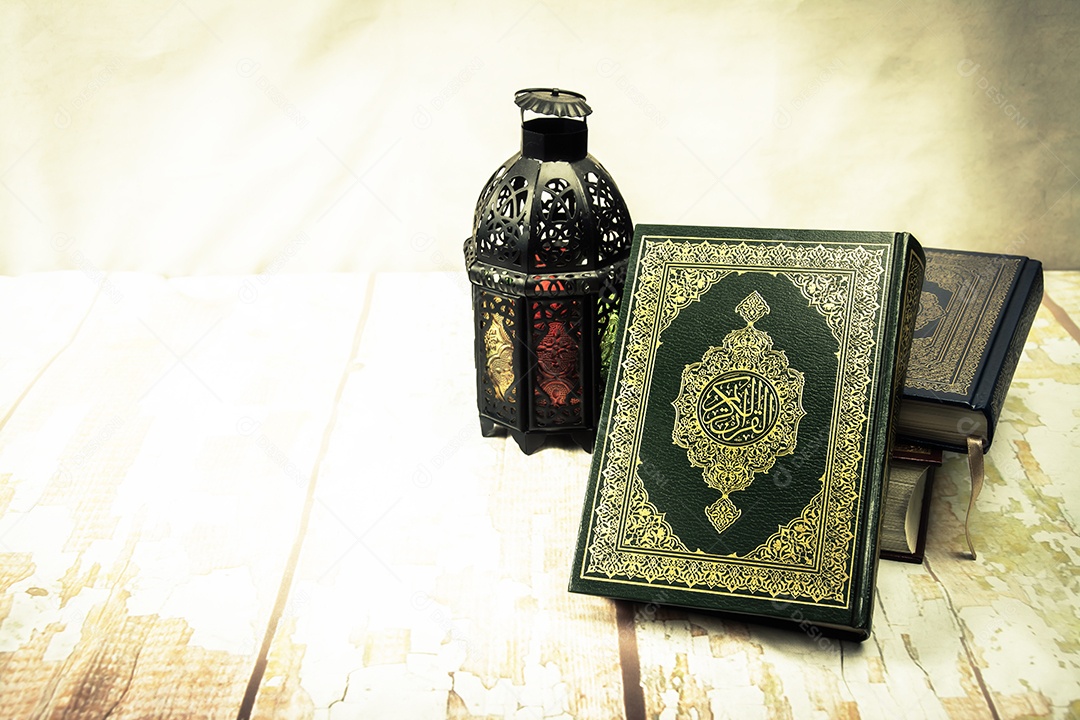 Alcorão - livro sagrado dos muçulmanos ( item público de todos os muçulmanos ) na mesa , natureza morta .