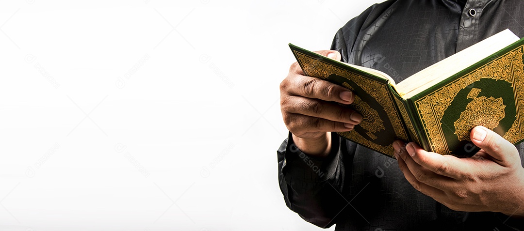 Alcorão na mão - livro sagrado dos muçulmanos (item público de todos os muçulmanos)