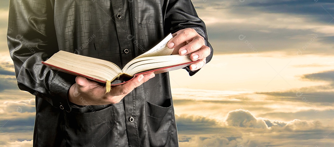 Alcorão na mão - livro sagrado dos muçulmanos (item público de todos os muçulmanos)